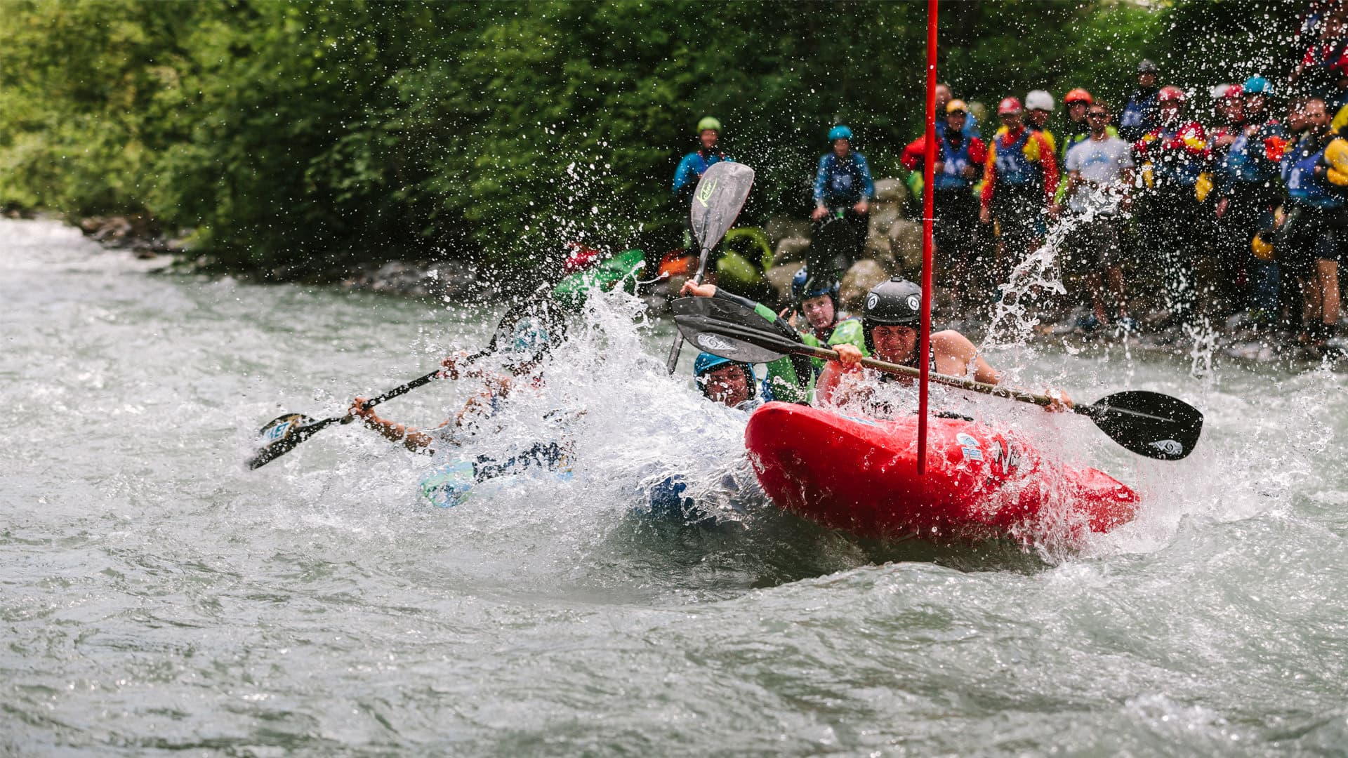 Kajakfahrer im Wildwasser auf der Ötztaler Ache